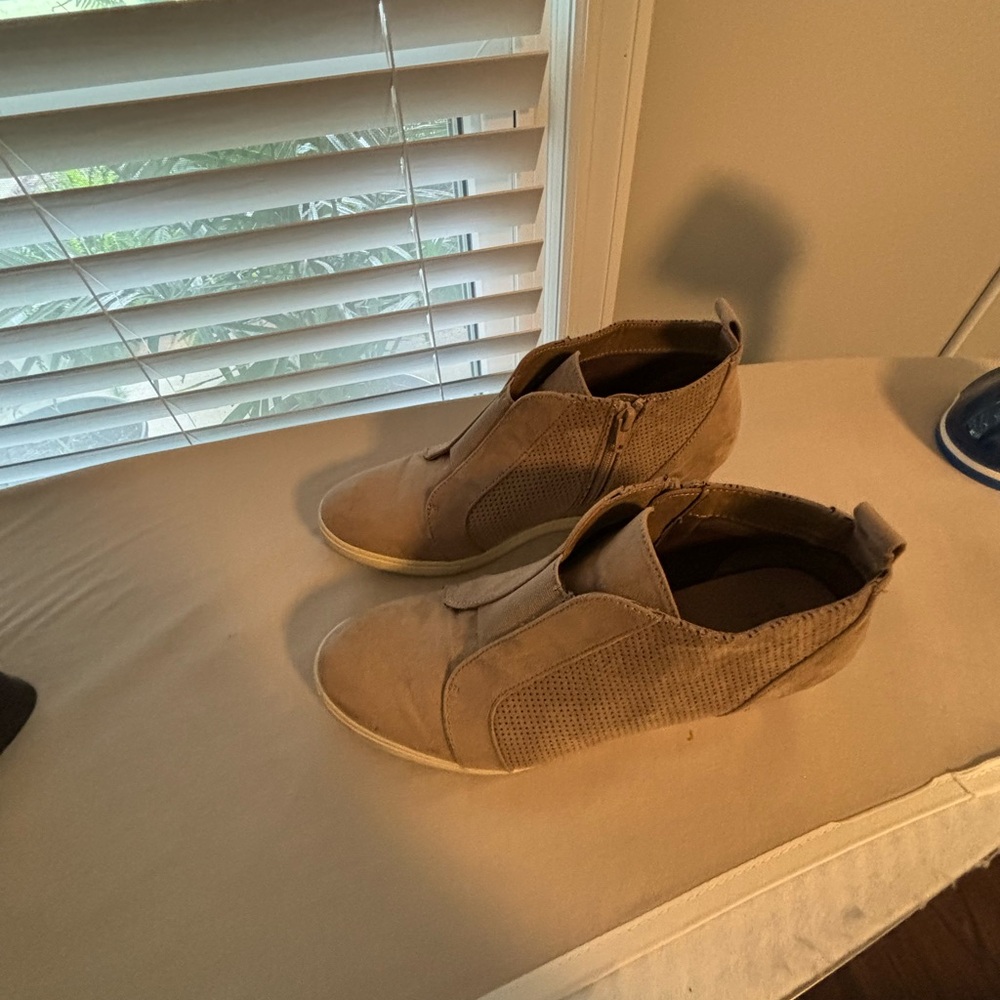 Shoes - Picture 2 of 6